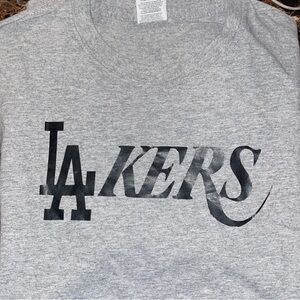 LAKERS MEDUIM UNISEX GRAHIC TEE GRAY BLACK LAKERS LOGO ON FRONT NWOT